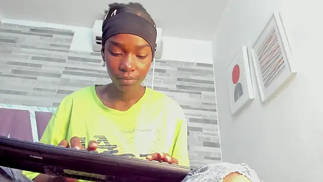 Snapshot of ebony_march chatting on 10-29-25, 06:42 ebony march online show from 10-29-25, 06:42