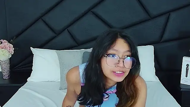 Snapshot of Yommi_Winx chatting on 01-11-25, 01:48 Yommi Winx online show from 01-11-25, 01:48