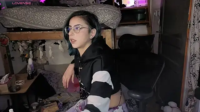 LisandreLaVenale online show from 04-27-26, 09:13