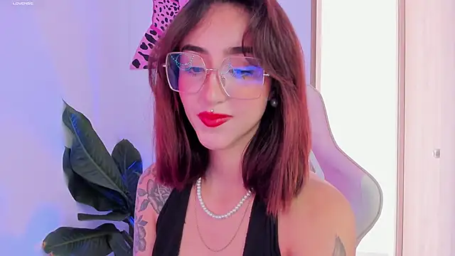 Snapshot of MelodieRoy chatting on 02-10-25, 08:00 MelodieRoy online show from 02-10-25, 08:00