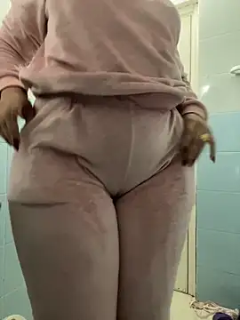 Snapshot of Layla-daloua chatting on 02-06-26, 08:56 Layla-daloua online show from 02-06-26, 08:56