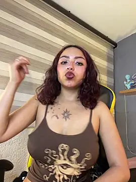 Snapshot of Liittleluaa_ chatting on 02-19-25, 12:00 Liittleluaa online show from 02-19-25, 12:00