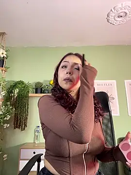 Snapshot of Liittleluaa_ chatting on 09-17-25, 01:35 Liittleluaa online show from 09-17-25, 01:35