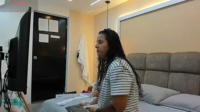 Snapshot of Dilan_y_Mia chatting on 12-14-24, 02:53 Dilan y Mia online show from 12-14-24, 02:53