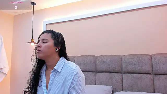 Snapshot of Dilan_y_Mia chatting on 12-15-24, 01:43 Dilan y Mia online show from 12-15-24, 01:43