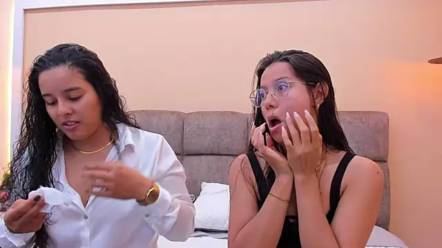 Snapshot of Dilan_y_Mia chatting on 12-21-24, 01:10 Dilan y Mia online show from 12-21-24, 01:10