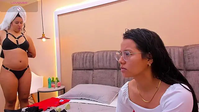 Snapshot of Dilan_y_Mia chatting on 12-30-24, 12:42 Dilan y Mia online show from 12-30-24, 12:42