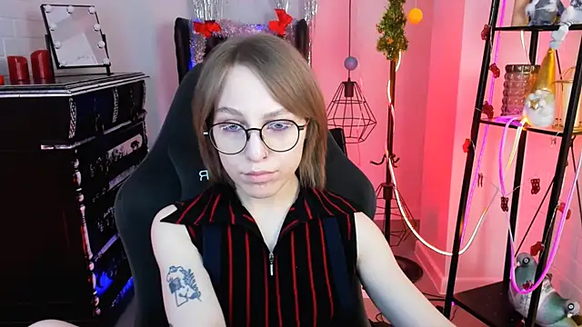 Snapshot of AphexQueen chatting on 12-19-24, 01:07 AphexQueen online show from 12-19-24, 01:07