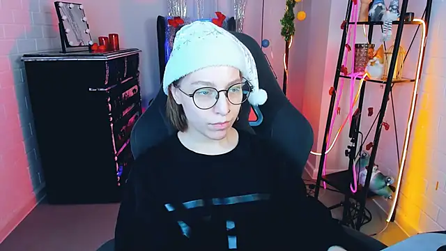 Snapshot of AphexQueen chatting on 12-25-24, 06:19 AphexQueen online show from 12-25-24, 06:19