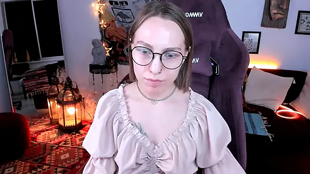 Snapshot of AphexQueen chatting on 01-22-25, 04:23 AphexQueen online show from 01-22-25, 04:23