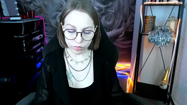 Snapshot of AphexQueen chatting on 01-24-25, 09:17 AphexQueen online show from 01-24-25, 09:17