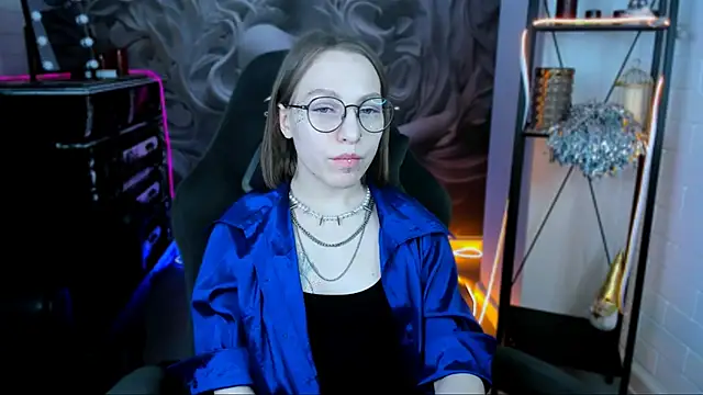 Snapshot of AphexQueen chatting on 01-24-25, 12:20 AphexQueen online show from 01-24-25, 12:20