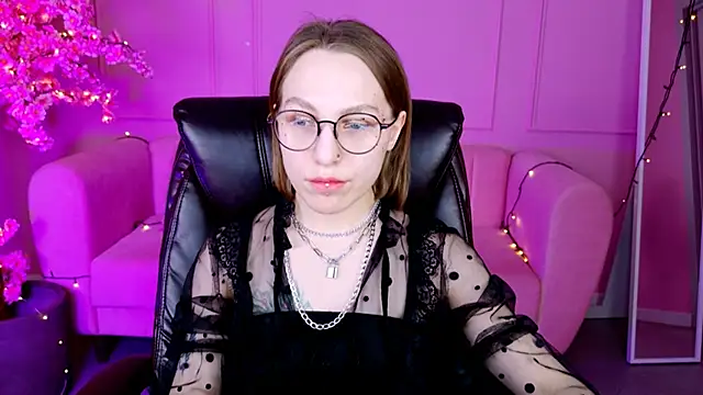 Snapshot of AphexQueen chatting on 01-27-25, 12:16 AphexQueen online show from 01-27-25, 12:16