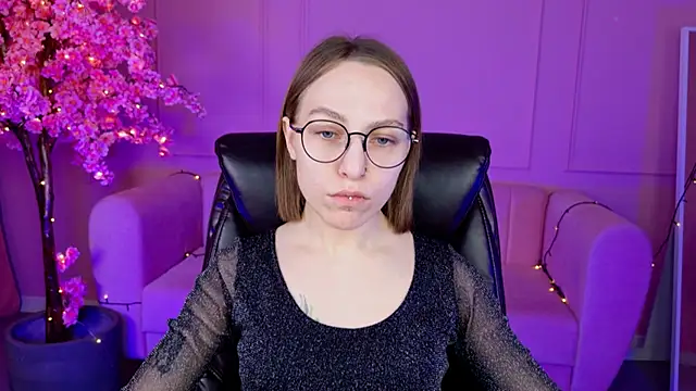 Snapshot of AphexQueen chatting on 01-28-25, 01:16 AphexQueen online show from 01-28-25, 01:16