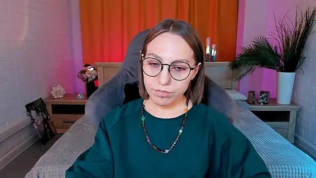 Snapshot of AphexQueen chatting on 02-06-25, 01:21 AphexQueen online show from 02-06-25, 01:21