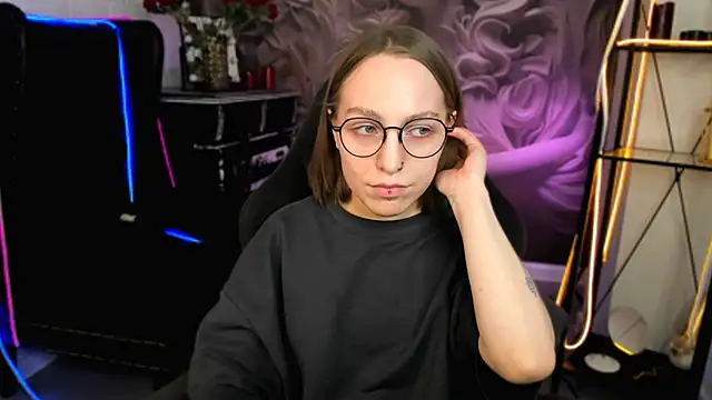 Snapshot of AphexQueen chatting on 02-14-25, 07:12 AphexQueen online show from 02-14-25, 07:12