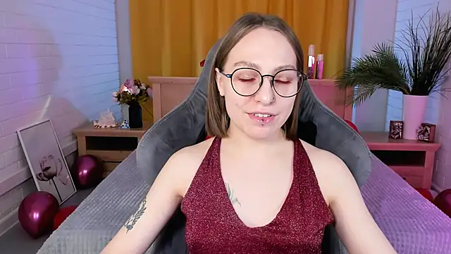 Snapshot of AphexQueen chatting on 02-15-25, 12:11 AphexQueen online show from 02-15-25, 12:11