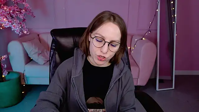 Snapshot of AphexQueen chatting on 02-28-25, 04:10 AphexQueen online show from 02-28-25, 04:10