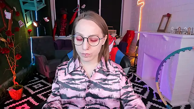 Snapshot of AphexQueen chatting on 03-11-25, 09:13 AphexQueen online show from 03-11-25, 09:13