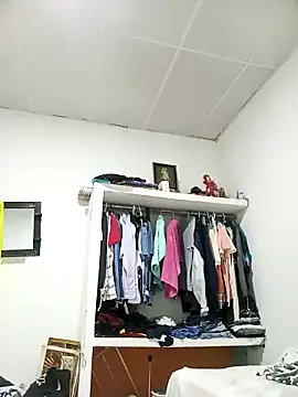 Snapshot of juanpr_1-15 chatting on 12-21-25, 05:09 juanpr 1-15 online show from 12-21-25, 05:09