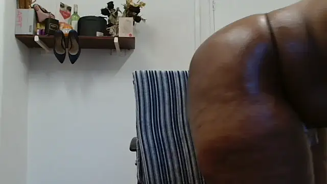 Snapshot of xTALLSEXYBUMx chatting on 10-14-25, 03:51 xTALLSEXYBUMx online show from 10-14-25, 03:51