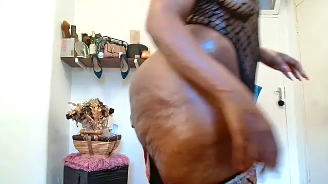 Snapshot of xTALLSEXYBUMx chatting on 02-01-26, 06:01 xTALLSEXYBUMx online show from 02-01-26, 06:01