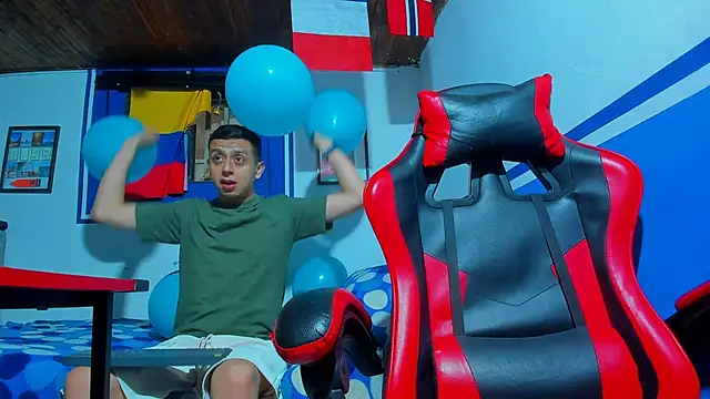 Snapshot of maxowens_oficial chatting on 03-08-26, 07:17 maxowens oficial online show from 03-08-26, 07:17