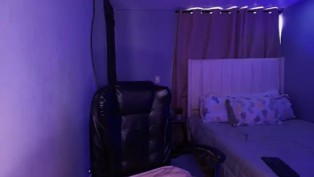 Snapshot of Shenoa1 chatting on 11-27-25, 01:13 Shenoa1 online show from 11-27-25, 01:13