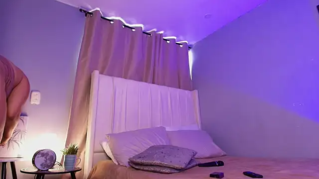 Snapshot of Shenoa1 chatting on 12-02-25, 03:18 Shenoa1 online show from 12-02-25, 03:18