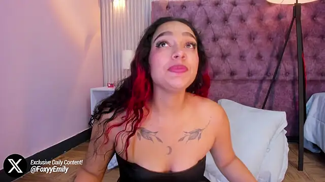 Snapshot of EMILYY_FOXY chatting on 02-01-25, 01:44 EMILYY FOXY online show from 02-01-25, 01:44
