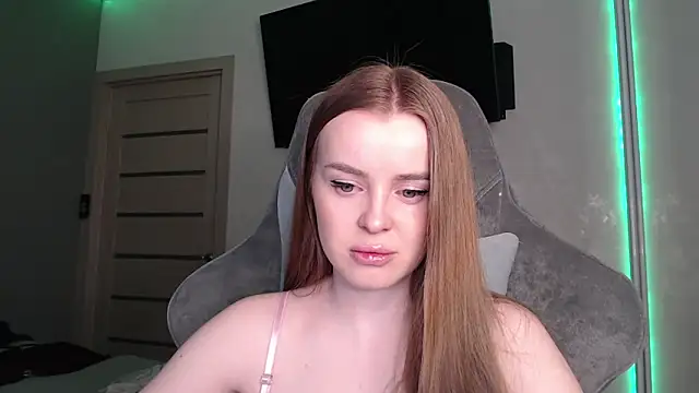 Snapshot of YourBitsy chatting on 02-17-26, 04:09 YourBitsy online show from 02-17-26, 04:09