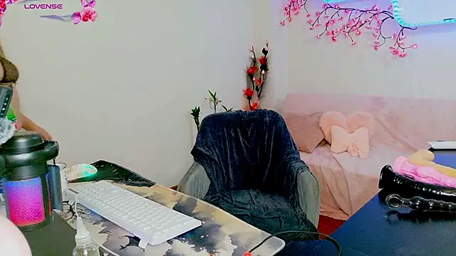 AustrianGirl99 online show from 07-17-26, 12:23