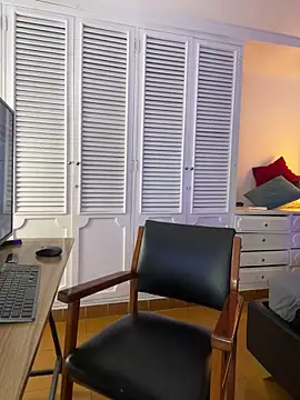 Adel Nesbiit online show from 04-23-26, 07:49