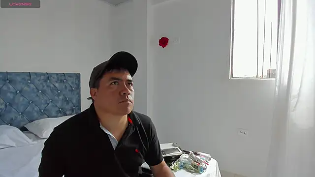 Snapshot of Jhonatan_Morales_S chatting on 01-28-25, 07:00 Jhonatan Morales S online show from 01-28-25, 07:00