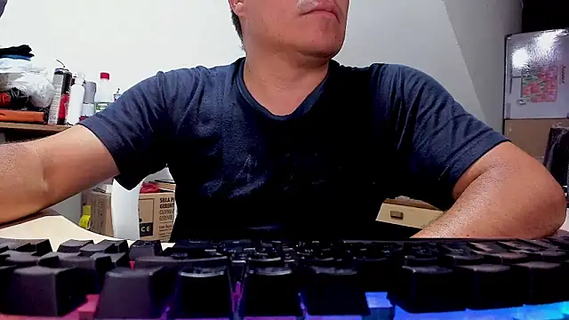 Snapshot of Jhonatan_Morales_S chatting on 10-18-25, 04:15 Jhonatan Morales S online show from 10-18-25, 04:15