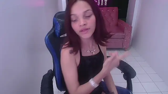 Snapshot of ailen_t chatting on 12-30-24, 12:11 ailen t online show from 12-30-24, 12:11