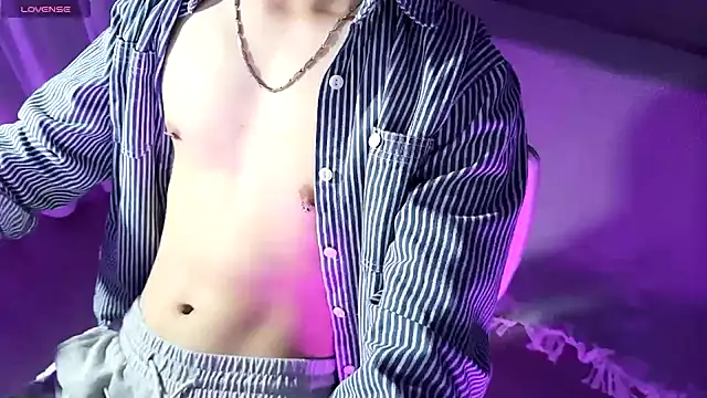 Snapshot of FEIYU001 chatting on 12-02-24, 11:34 FEIYU001 online show from 12-02-24, 11:34