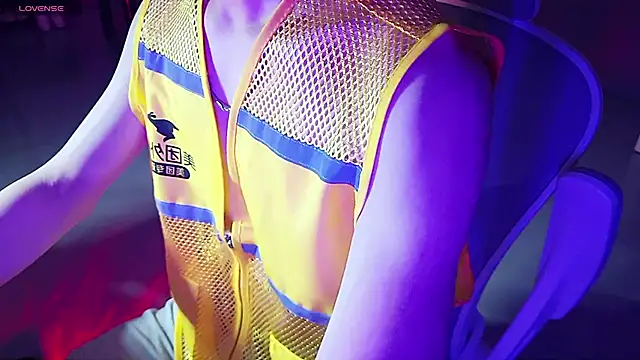 Snapshot of FEIYU001 chatting on 01-13-25, 02:32 FEIYU001 online show from 01-13-25, 02:32