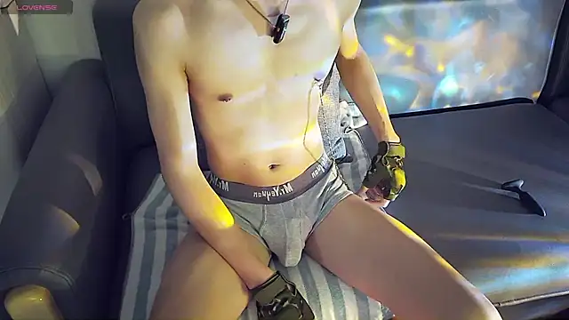 Snapshot of FEIYU001 chatting on 02-03-25, 02:02 FEIYU001 online show from 02-03-25, 02:02