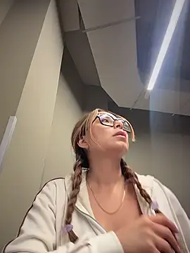 Snapshot of vixen_allure chatting on 01-13-26, 01:05 vixen allure online show from 01-13-26, 01:05