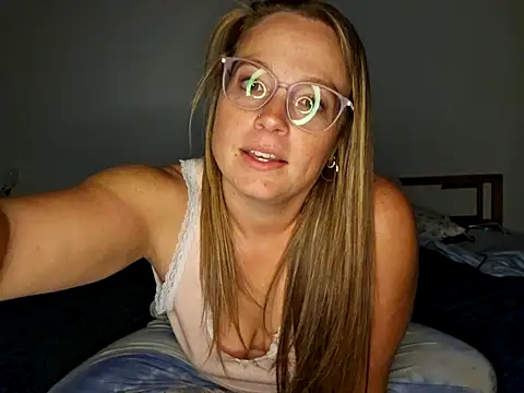 Snapshot of MrandMrsPooks chatting on 09-27-25, 07:02 MrandMrsPooks online show from 09-27-25, 07:02