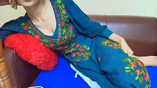 Snapshot of Srabontii chatting on 11-15-25, 10:12 Srabontii online show from 11-15-25, 10:12