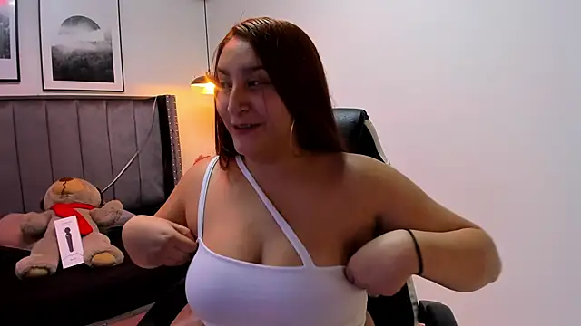 Snapshot of Alaia_Cute chatting on 01-20-25, 03:15 Alaia Cute online show from 01-20-25, 03:15