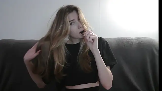 Snapshot of ErikaShyy chatting on 02-06-25, 02:15 ErikaShyy online show from 02-06-25, 02:15