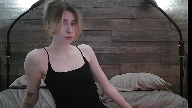 Snapshot of ErikaShyy chatting on 02-19-25, 10:45 ErikaShyy online show from 02-19-25, 10:45