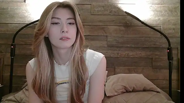 Snapshot of ErikaShyy chatting on 03-12-25, 11:42 ErikaShyy online show from 03-12-25, 11:42