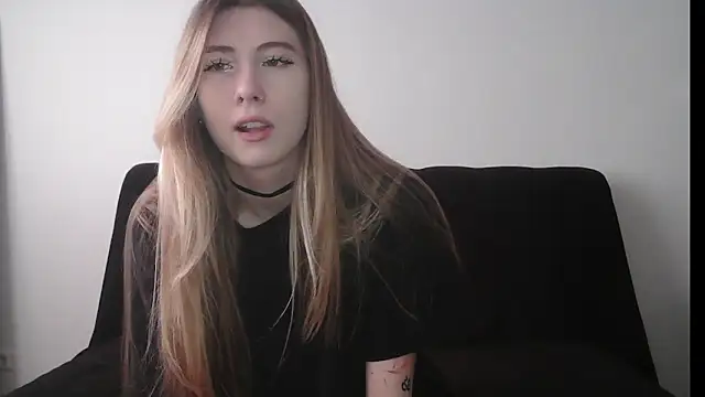 Snapshot of ErikaShyy chatting on 10-09-25, 10:46 ErikaShyy online show from 10-09-25, 10:46