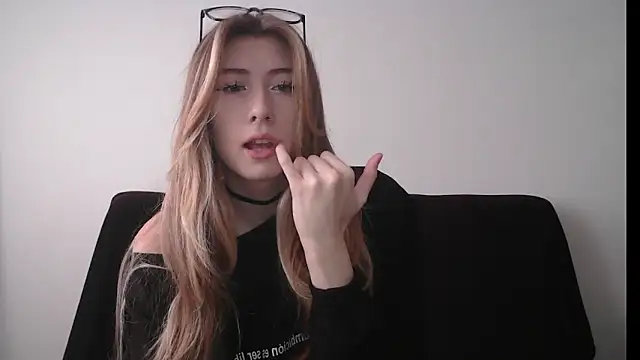 Snapshot of ErikaShyy chatting on 10-17-25, 10:07 ErikaShyy online show from 10-17-25, 10:07