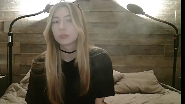 Snapshot of ErikaShyy chatting on 12-01-25, 11:15 ErikaShyy online show from 12-01-25, 11:15