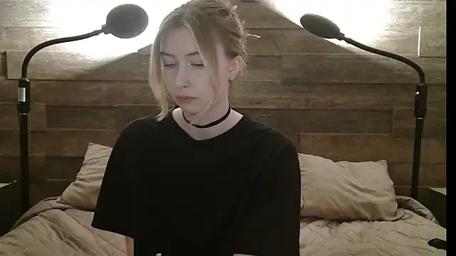 Snapshot of ErikaShyy chatting on 12-02-25, 10:42 ErikaShyy online show from 12-02-25, 10:42